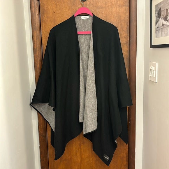 Calvin Klein Asymmetrical Cape Poncho Wrap Scarf, Reversible Black/Grey, One Sz - Picture 1 of 6